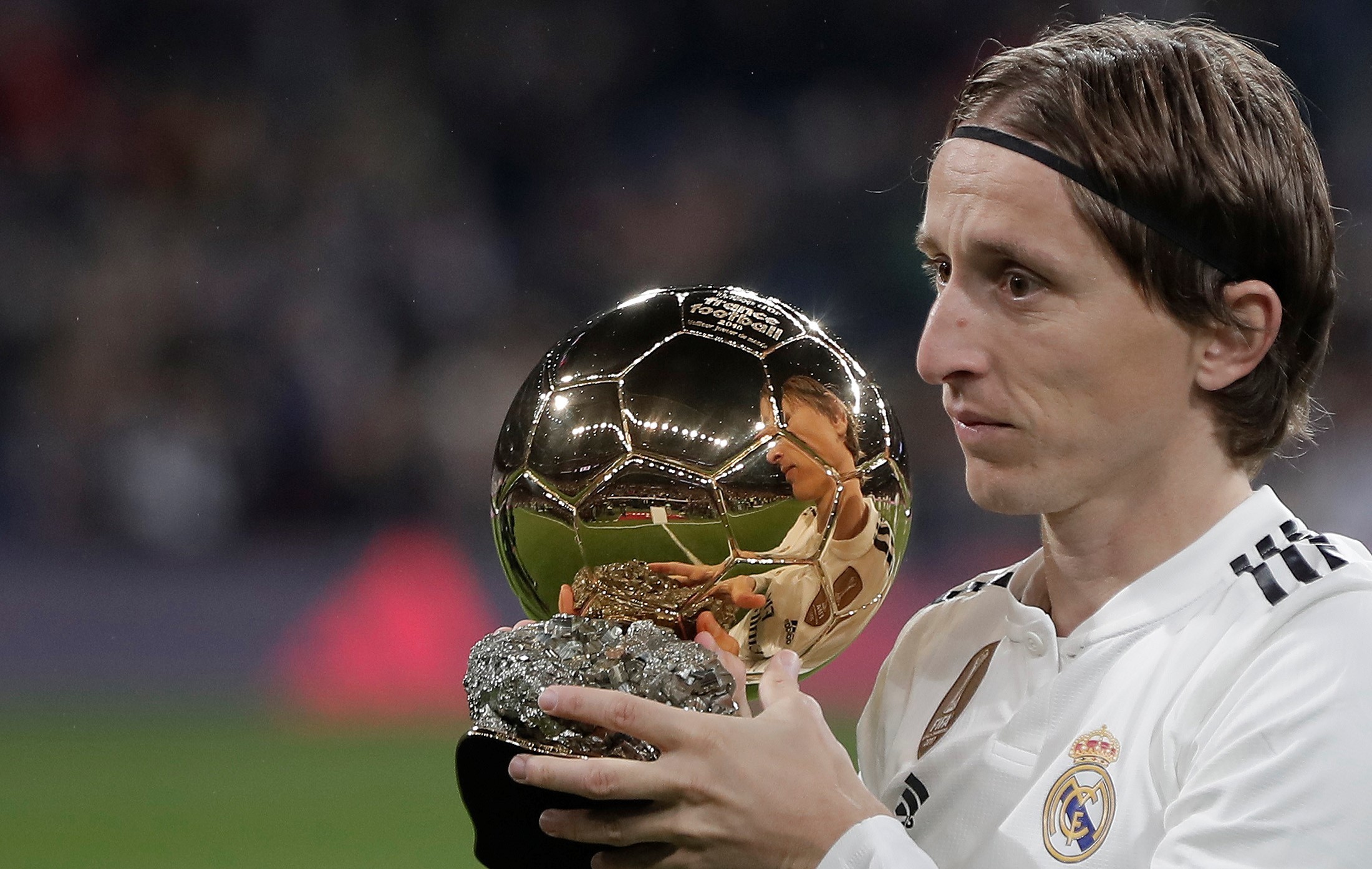 为什么外野手在追球时需要用余光判断自己离全垒打墙的距离